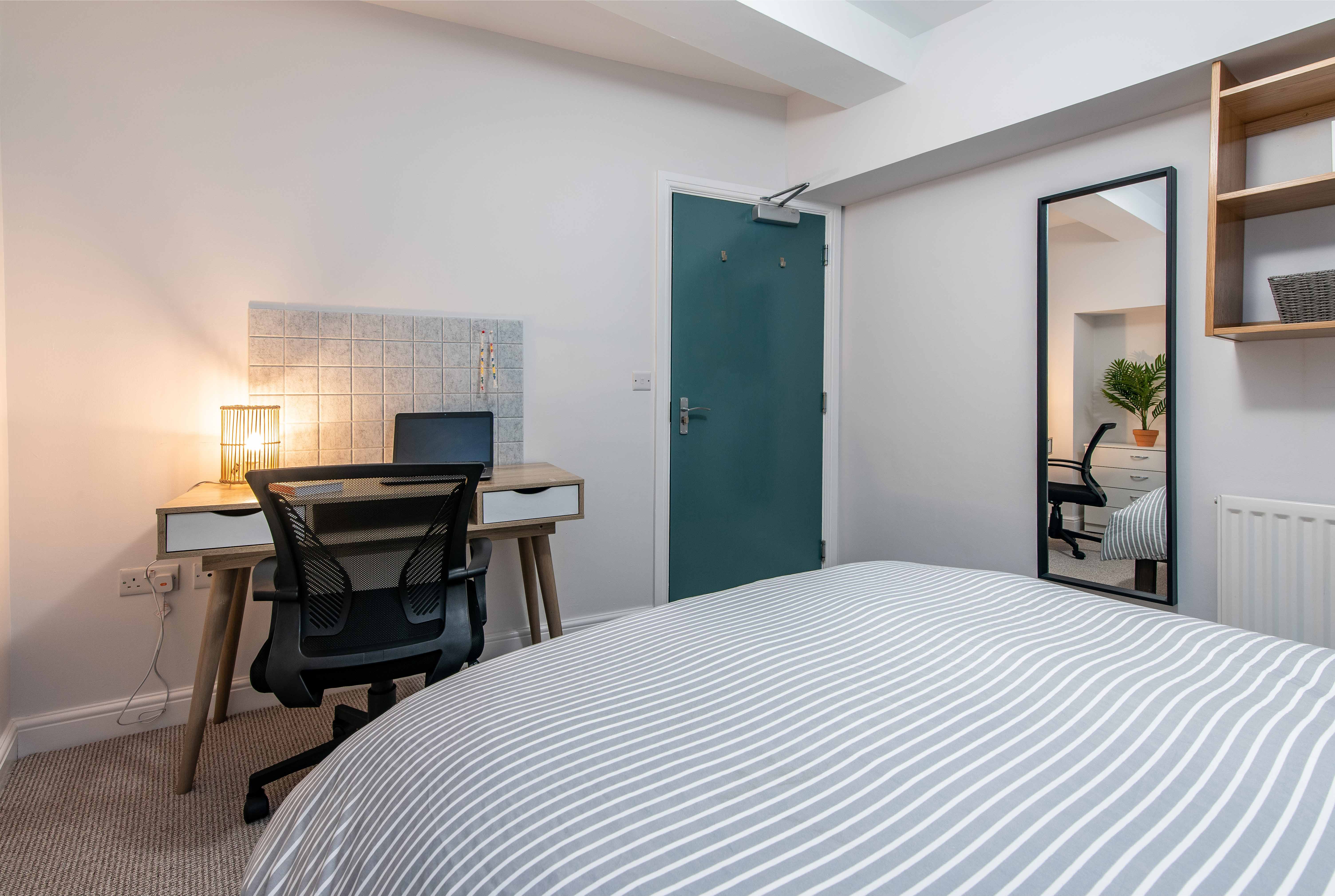 Flat 1,64 Addison St Low 13