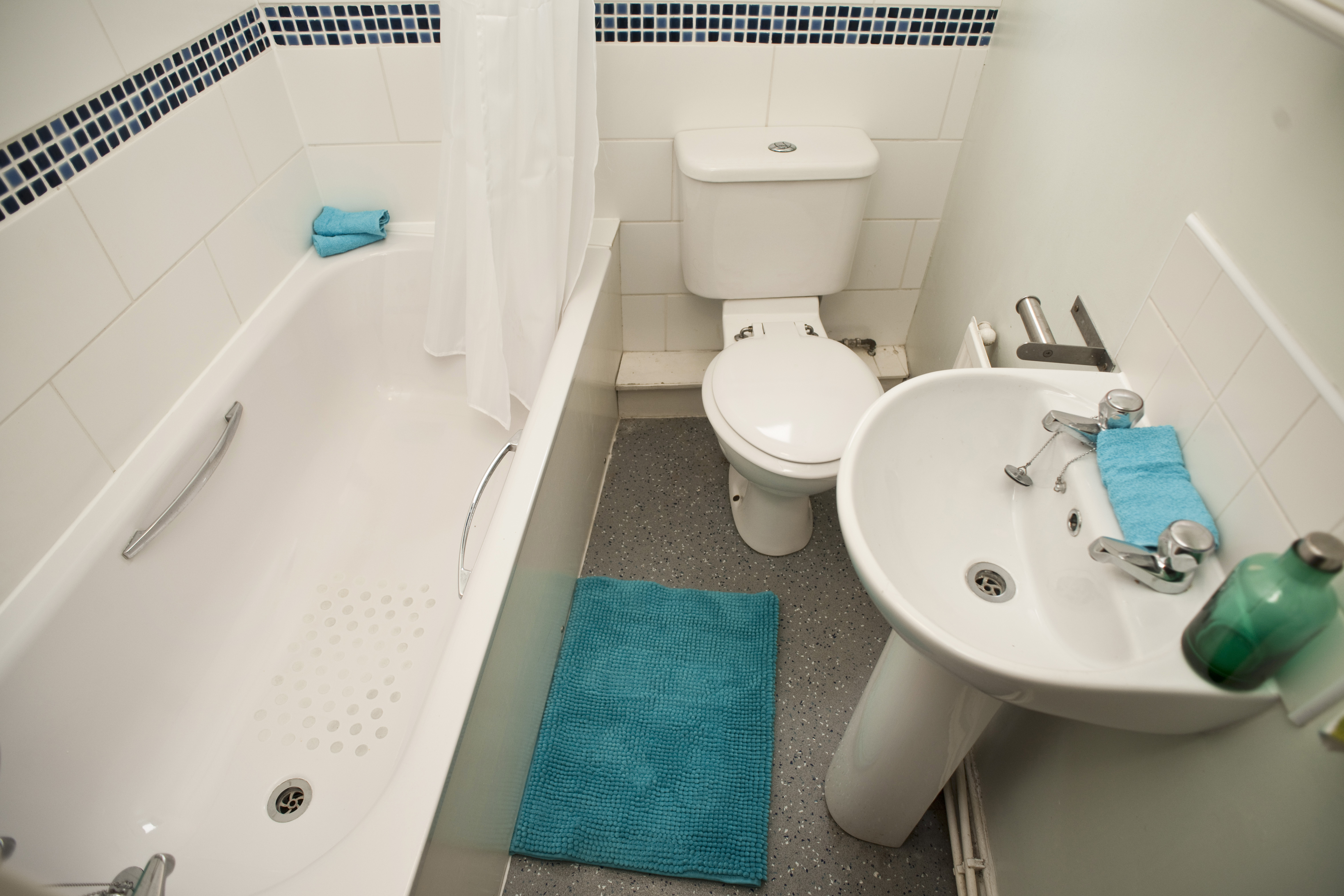 44 QSt Bathroom (2).JPG