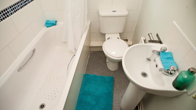 44 QSt Bathroom (2).JPG