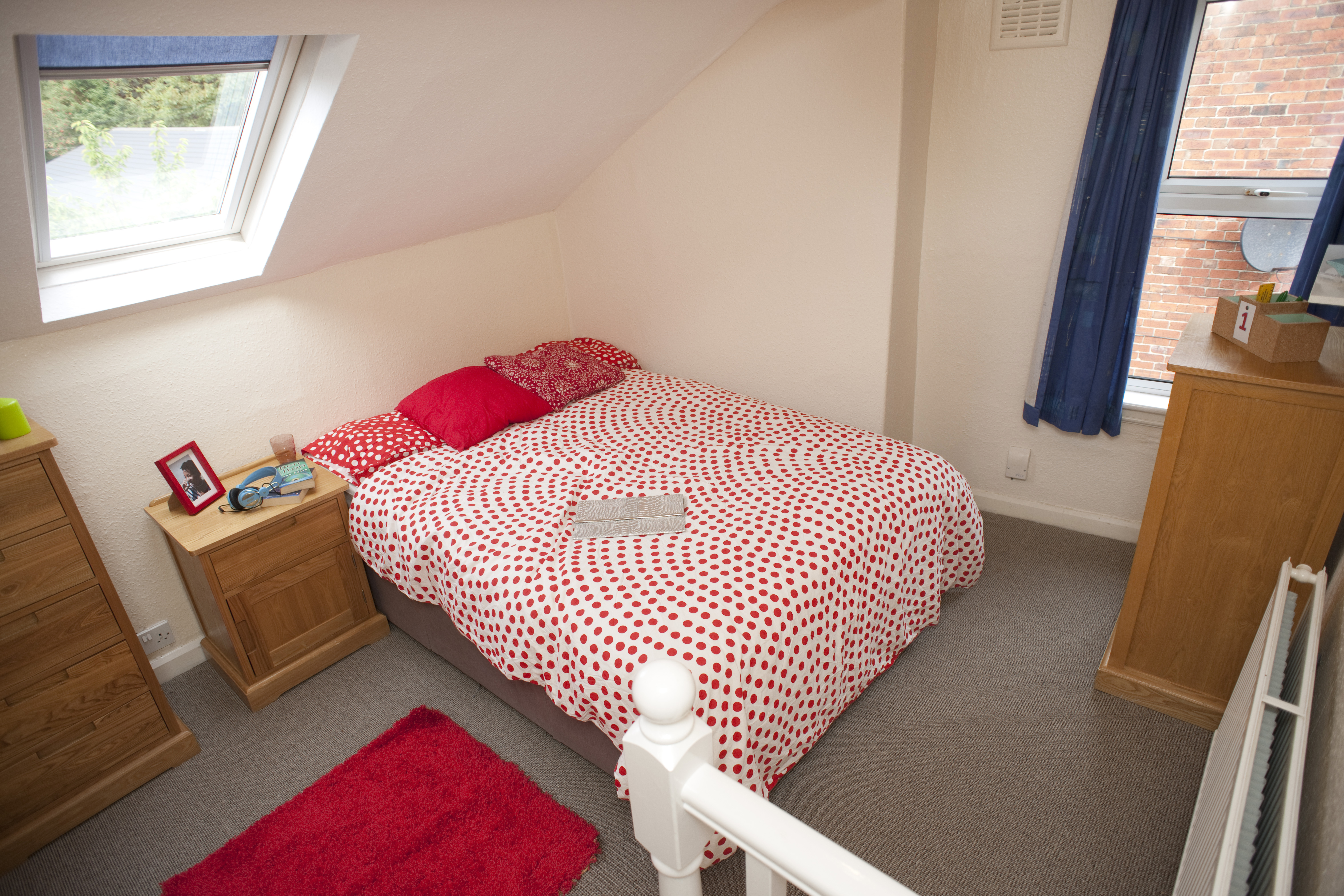 44 QSt Bedroom (6).JPG