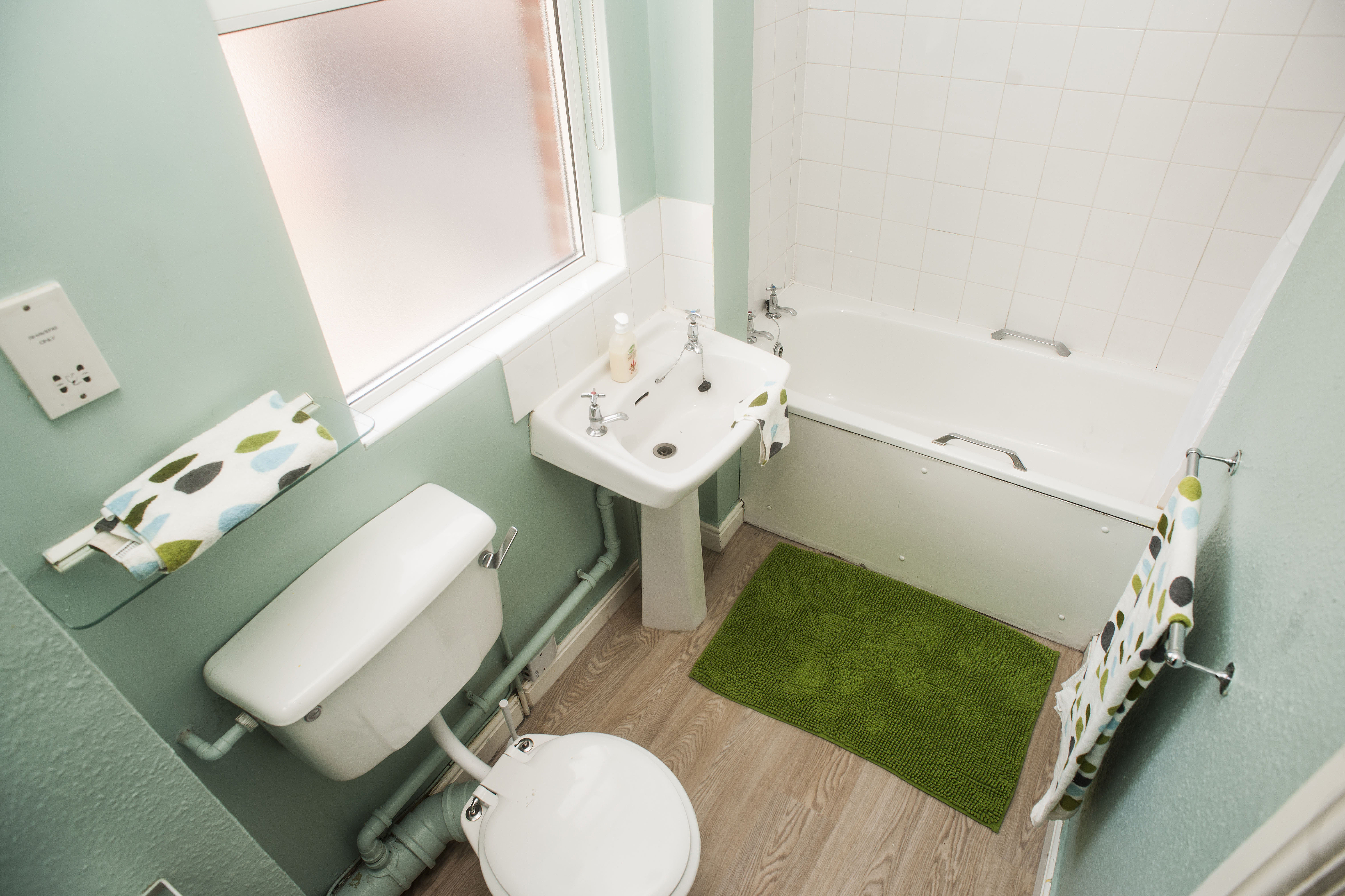 28 KG - Bathroom 2 FF (4).JPG