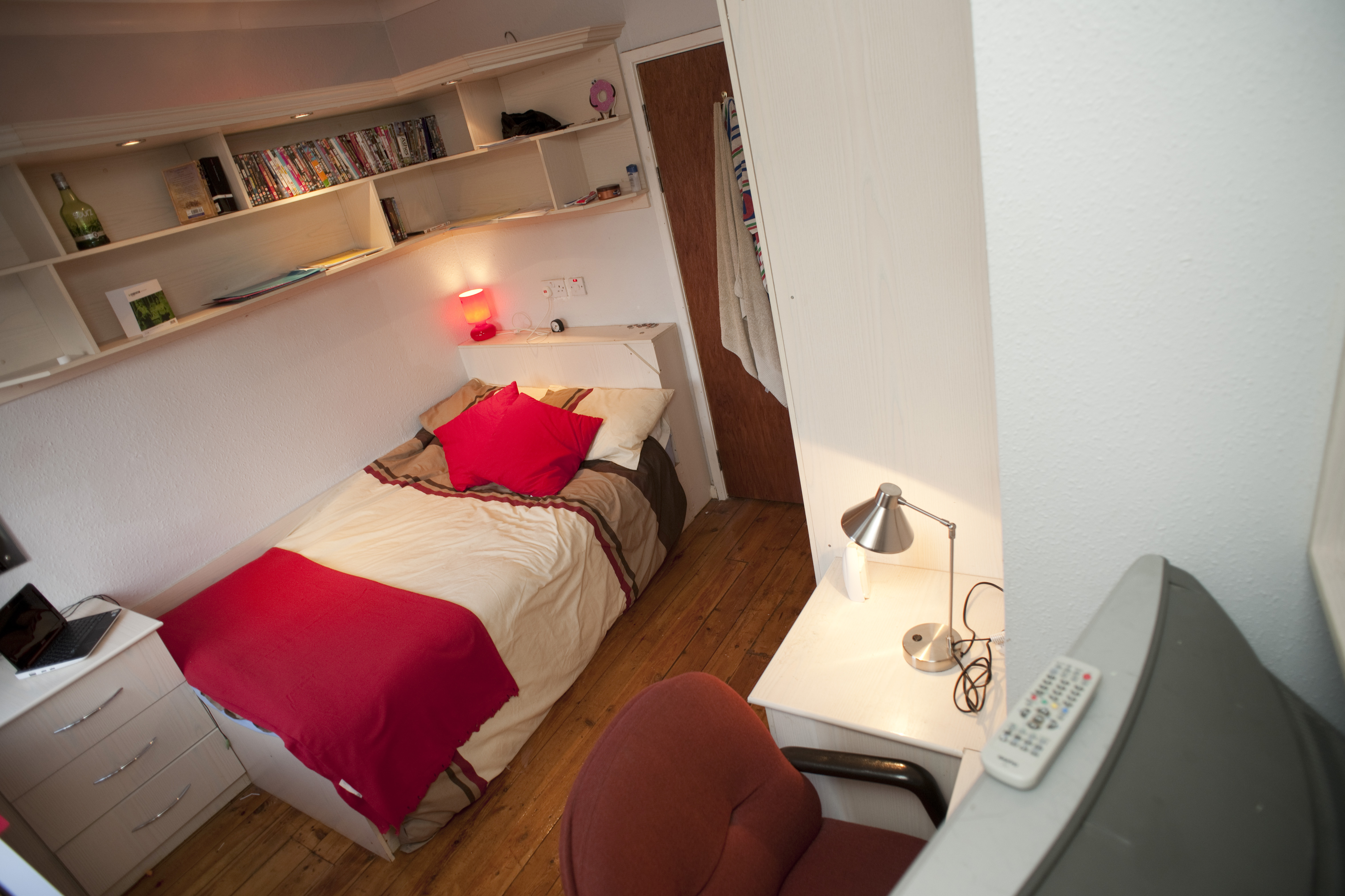 Bedroom (Large) (4).JPG