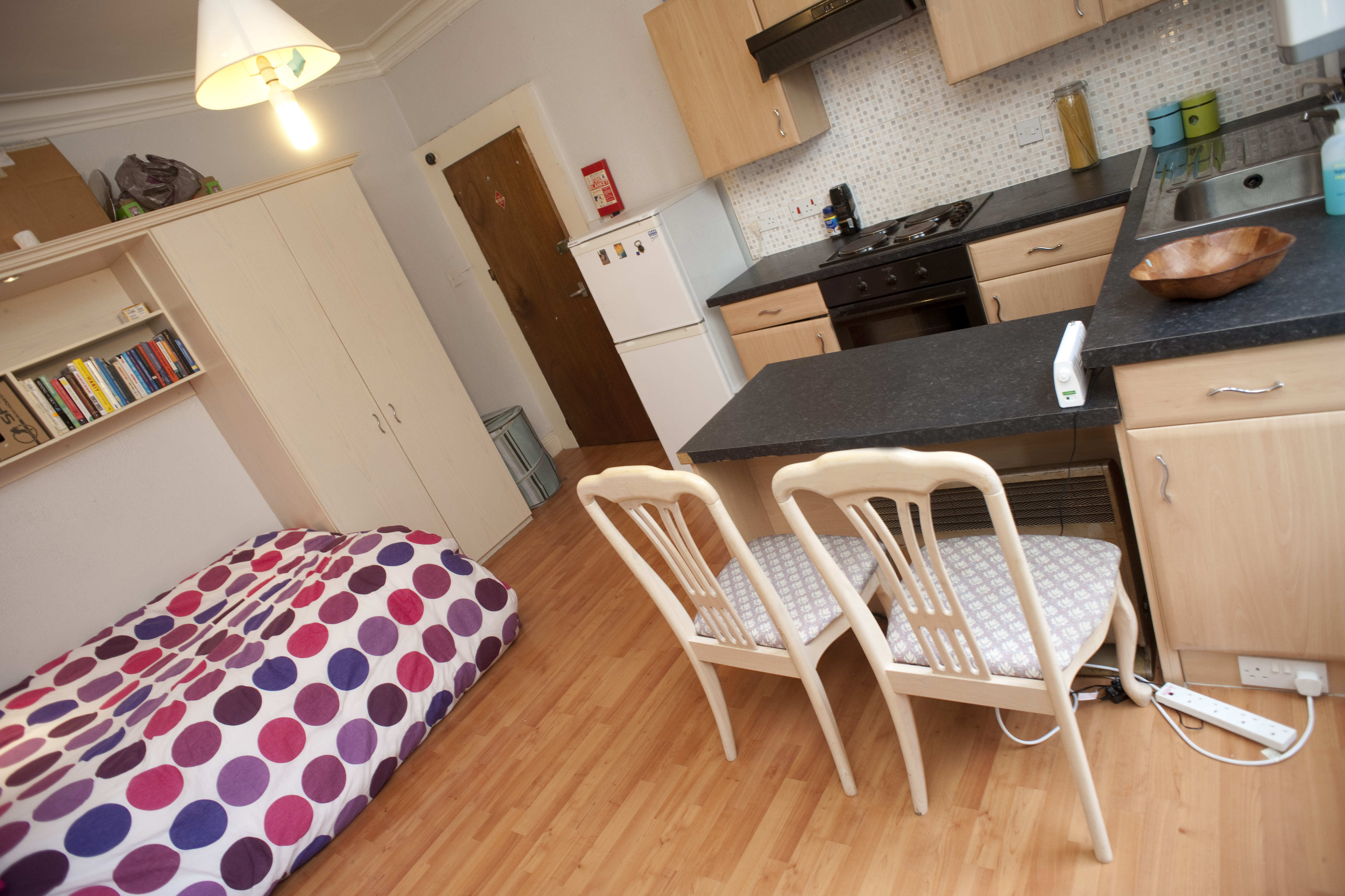 80 (16) VRd Bedsit.JPG