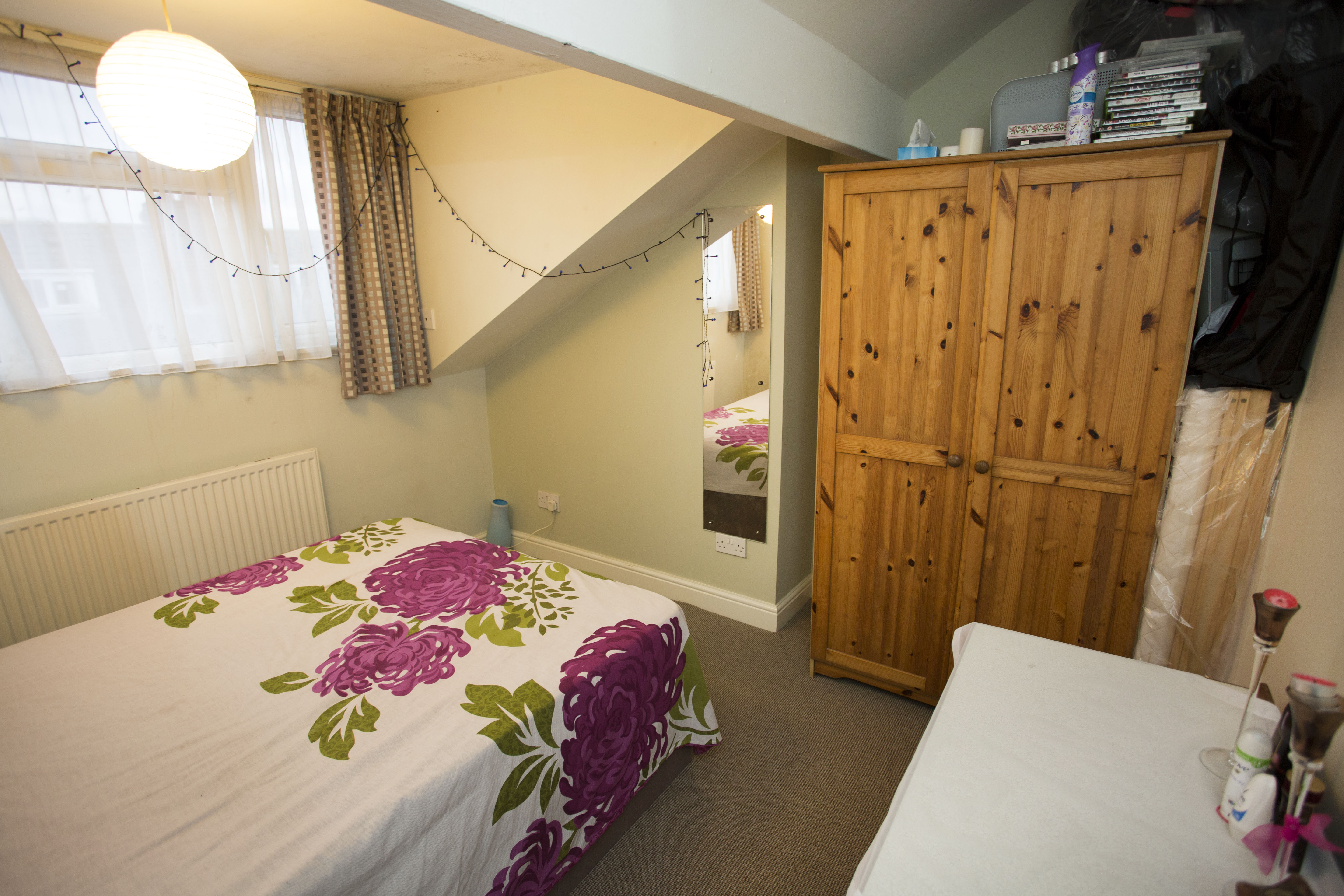 Bedroom 2 (2).JPG