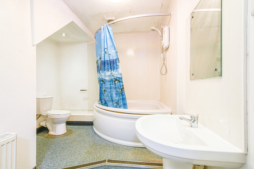 165a Radford Road - Bathroom 1.jpg