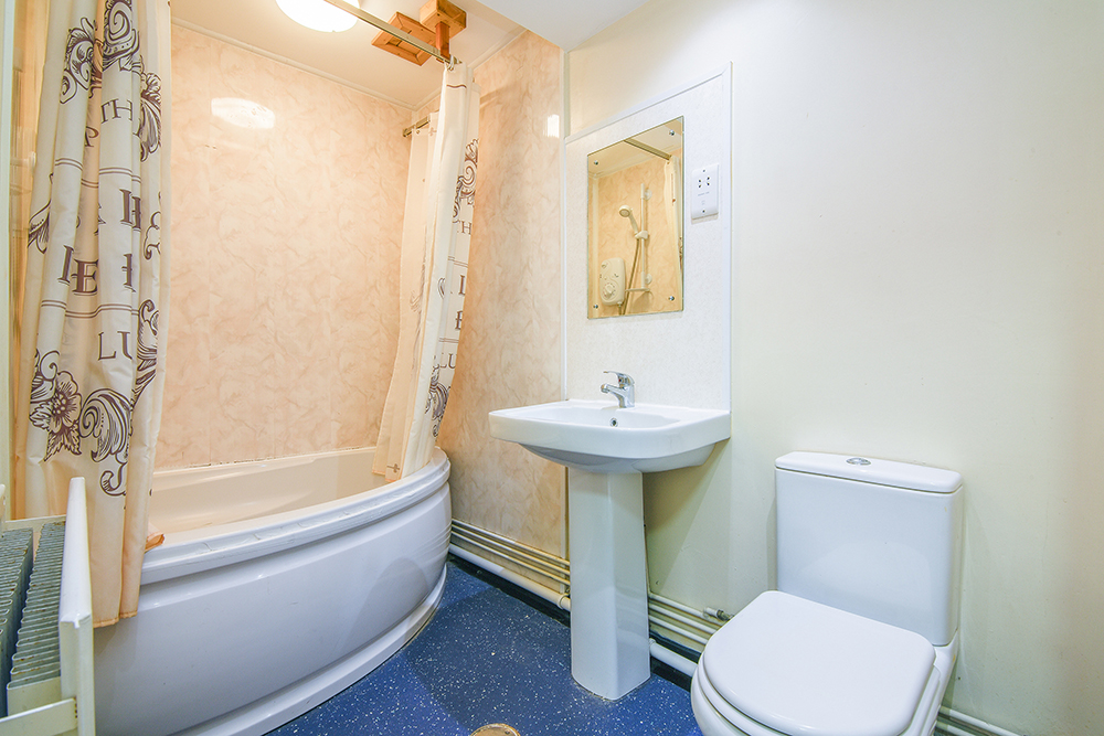 9 Hartley - Bathroom 1.jpg