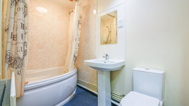 9 Hartley - Bathroom 1.jpg