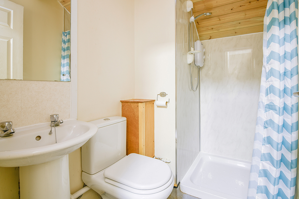 9 Hartley - Bathroom 2.jpg