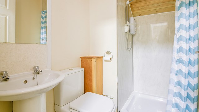 9 Hartley - Bathroom 2.jpg