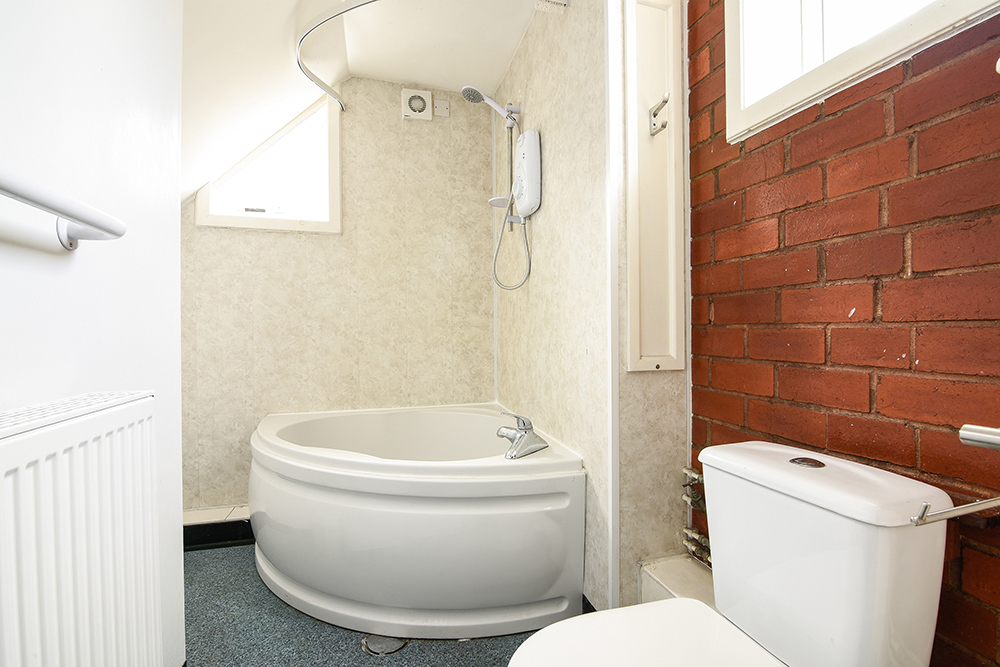 Flat 1, 169 Radford Road - Bathroom.jpg