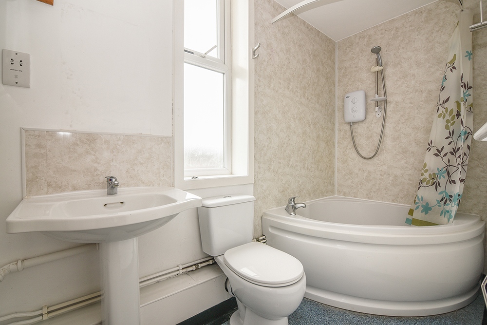 Flat 2, 169 Radford Road - Bathroom (1).jpg