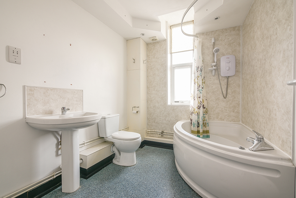Flat 2, 169 Radford Road - Bathroom (2).jpg