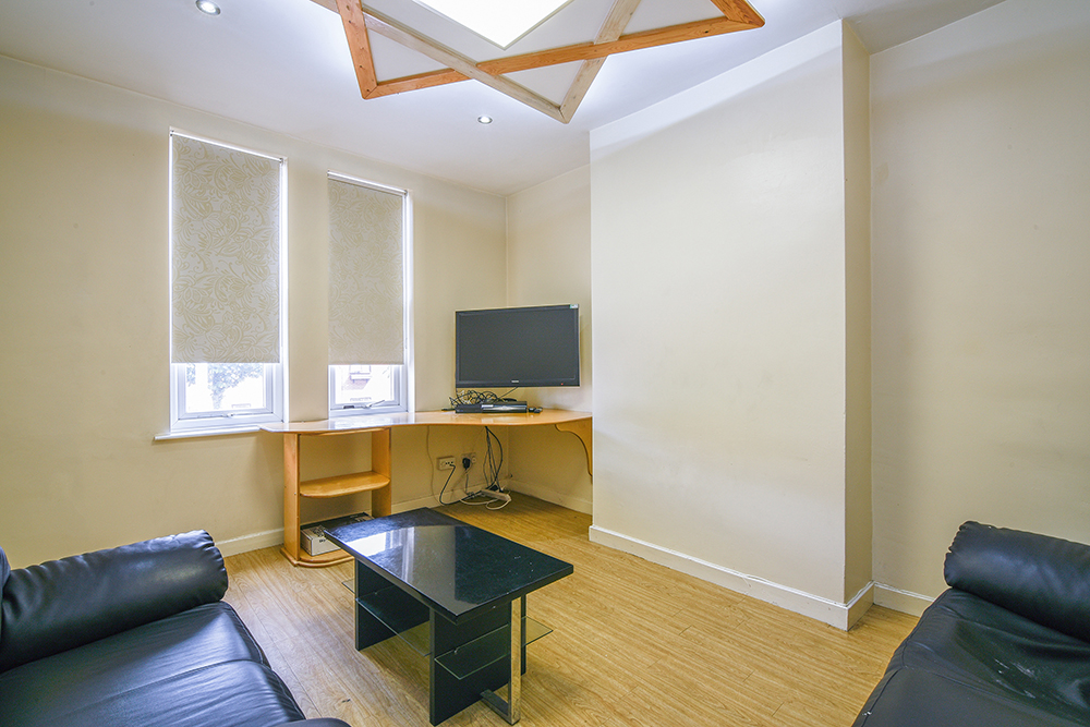 189 Radford Road - Lounge.jpg