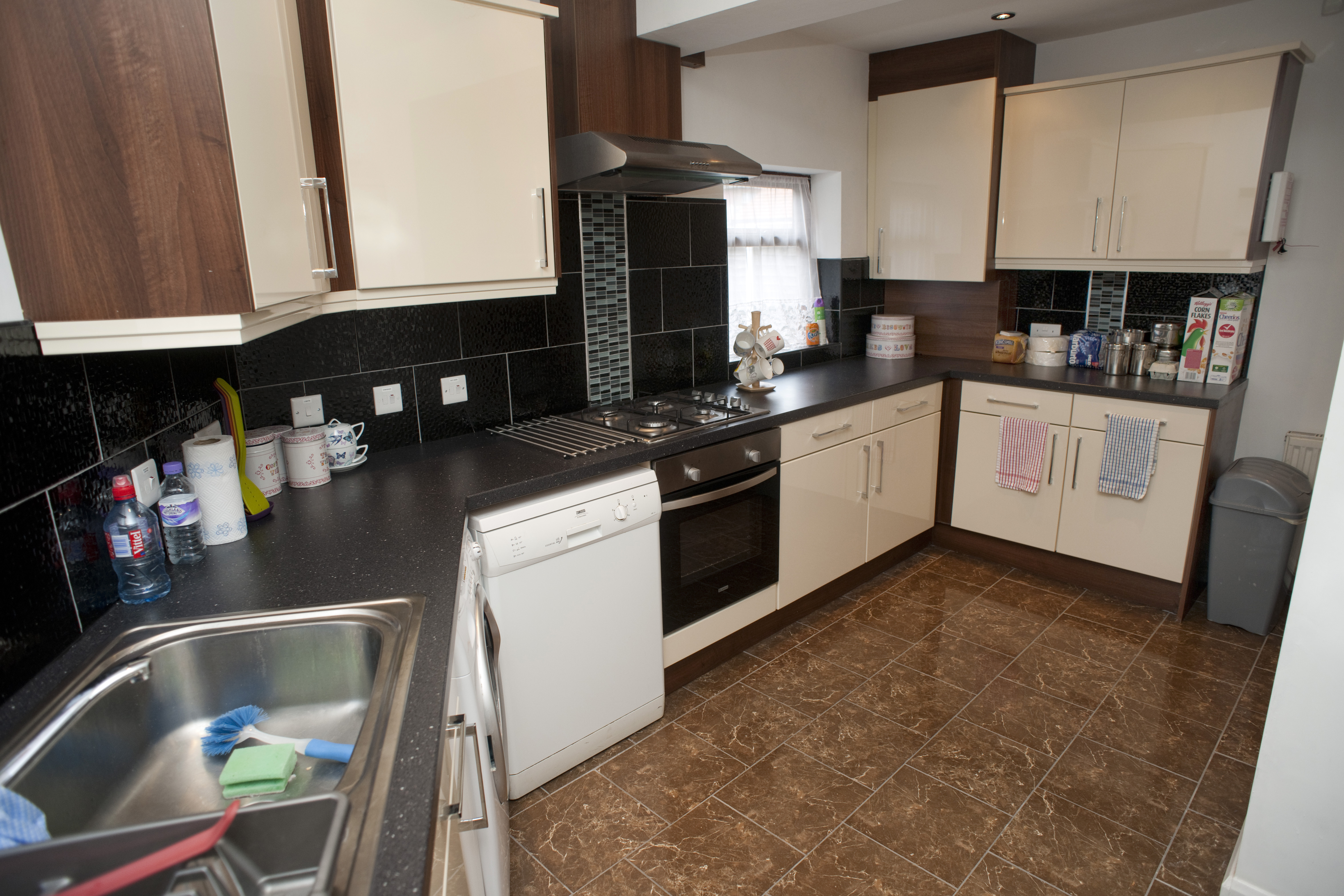 Kitchen (Large) (16).JPG