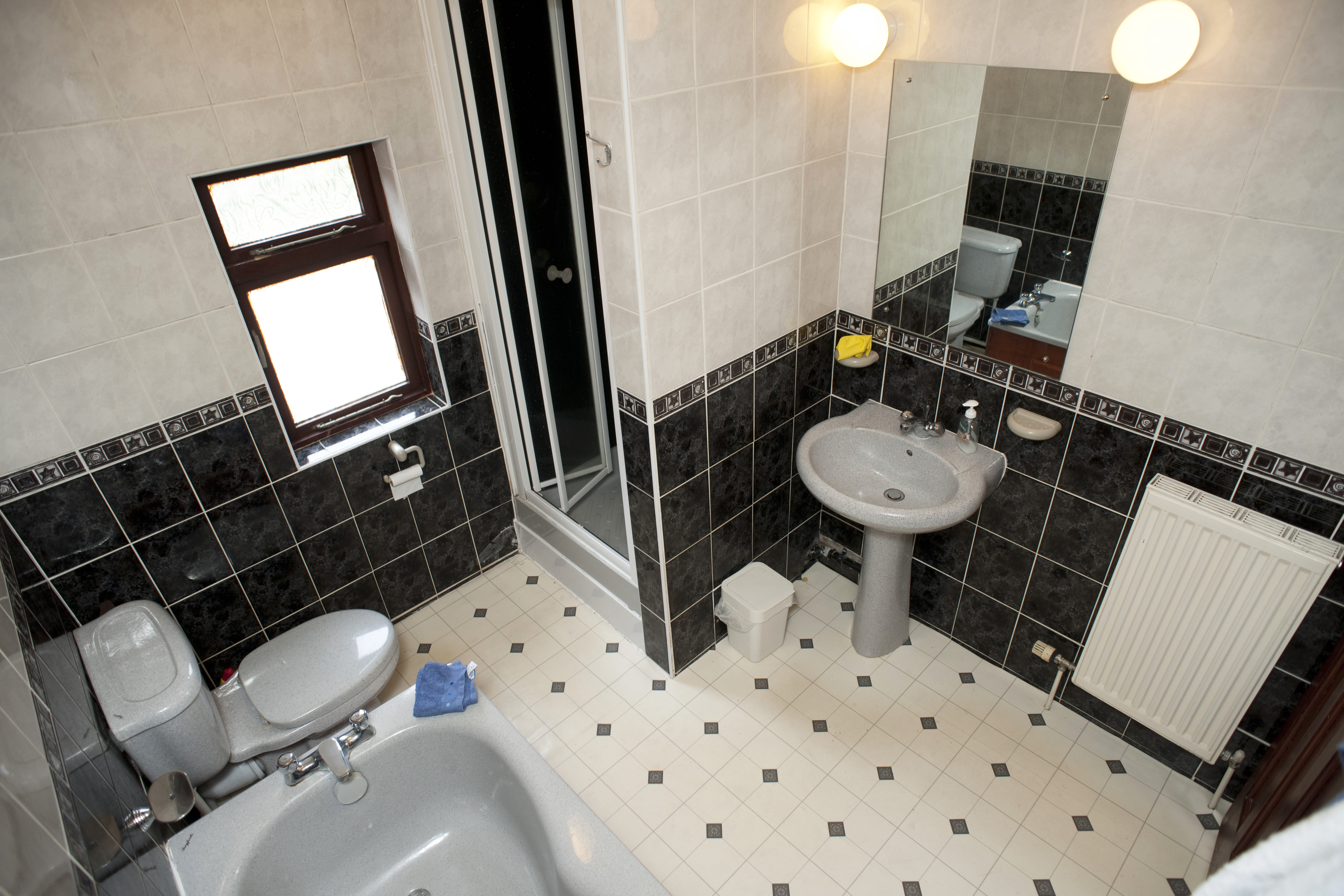 Bathroom (Large) (15).JPG