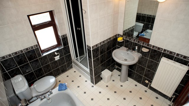 Bathroom (Large) (15).JPG