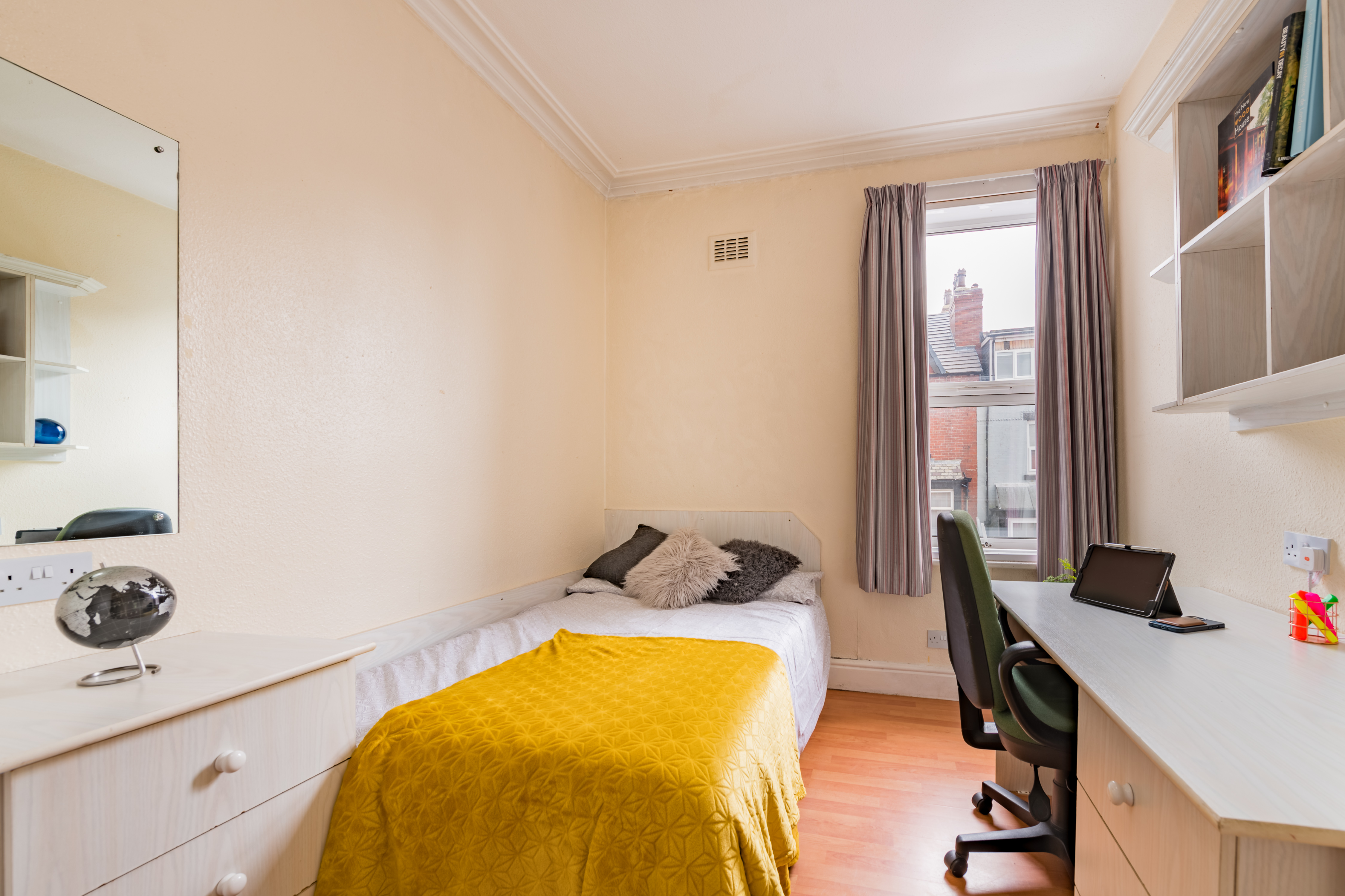 8 Manor Drive-48 Bedroom 6.jpg